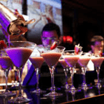 Baristas en un bar preparando cócteles