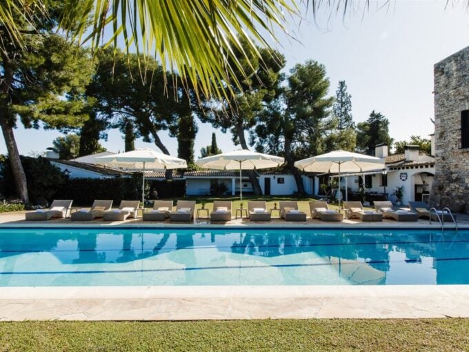 La hermosa piscina de Masía Pairal en un día soleado en Sitges, Barcelona