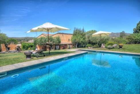 Beautiful and large swimming pool in the garden of Cal Mingo