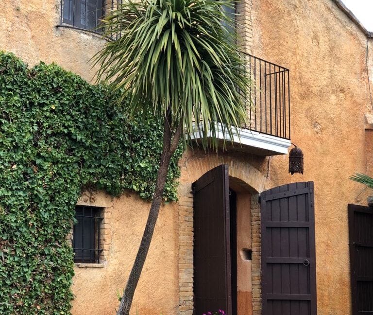 puerta principal sitges barcelona