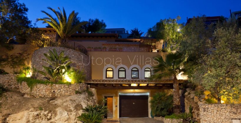 Villa Marrakech y su hermosa vista nocturna en Sitges, Barcelona