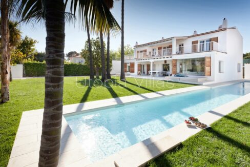 Villa Chantal vista de su hermosa piscina con un sol brillante, Sitges, Barcelona