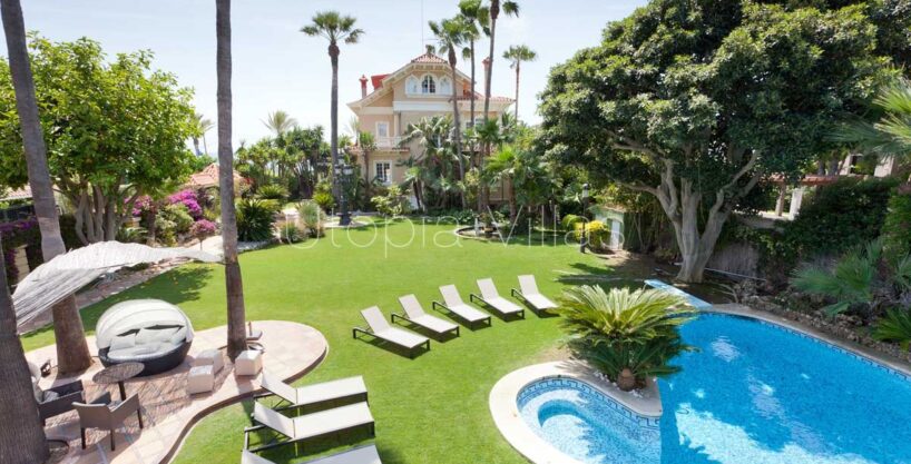 Hermosa Villa Isla Cozumel vista desde su piscina y gran jardín en Sitges Barcelona