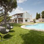 Villa La Hacienda y su gran piscina en Sitges Barcelona