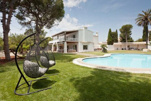 Villa La Hacienda y su gran piscina en Sitges Barcelona