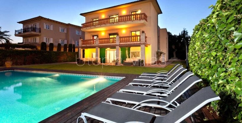Hermosa Villa Lola y su piscina iluminadas por la noche en Sitges, Barcelona