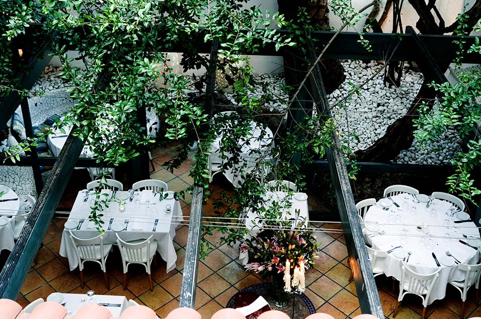 Mesas en vista aérea en el restaurante Alfresco en Sitges