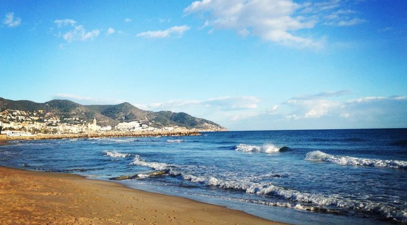 El hermoso mar mediterráneo que acaricia la playa en Sitges