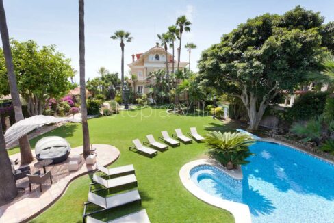 Belle villa Isla Cozumel vue de sa piscine et de son grand jardin à Sitges Barcelone