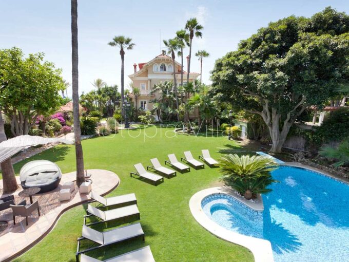 Belle villa Isla Cozumel vue de sa piscine et de son grand jardin à Sitges Barcelone