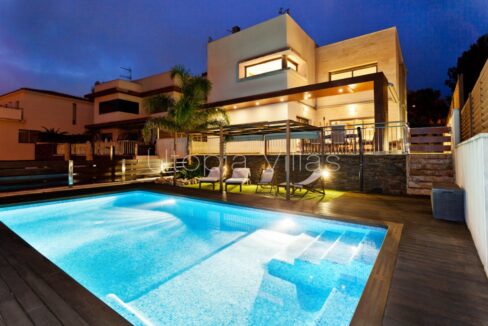Villa Claudia et sa belle piscine illuminée la nuit, Sitges, Barcelone