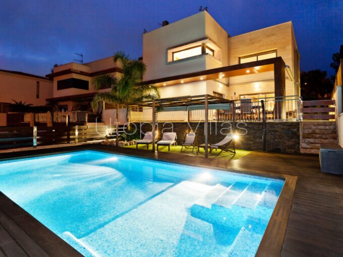 Villa Claudia et sa belle piscine illuminée la nuit, Sitges, Barcelone