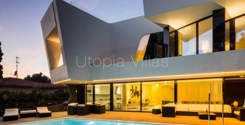 Villa Magnolia iluminada de manera preciosa al anochecer, Sitges, Barcelona