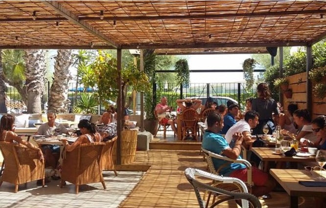 Gente disfrutando al aire libre de sus cócteles en La Zorra