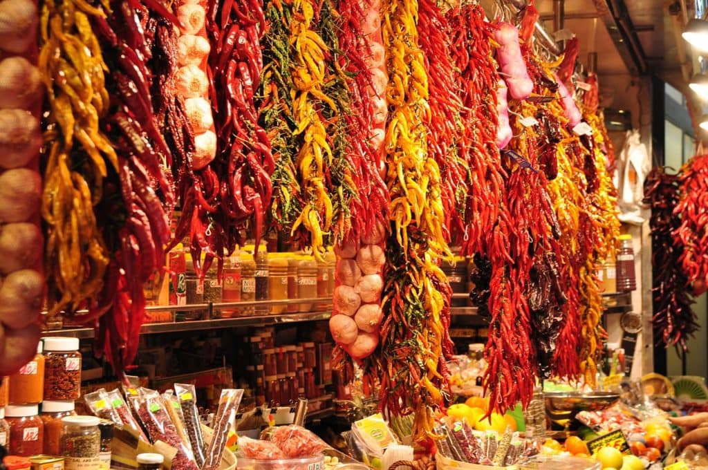 Especias colgadas en un mercado de Barcelona - un favorito en invierno