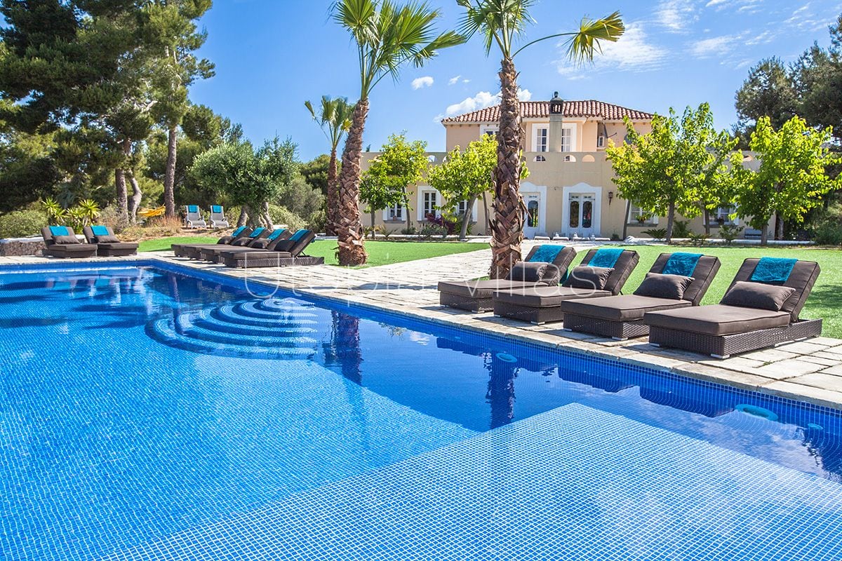 Vue de la magnifique piscine à débordement de la Villa Casa Nova, Sitges, Barcelone