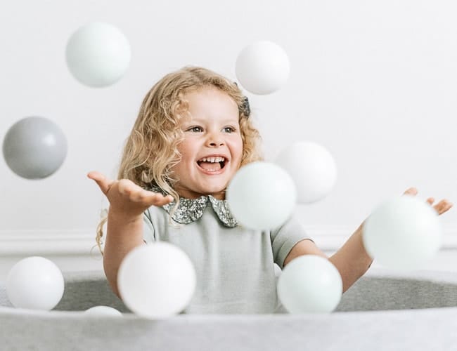 Niña feliz en la zona de juegos 