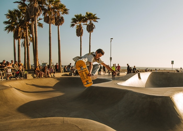 Un niño saltando en el skatepark