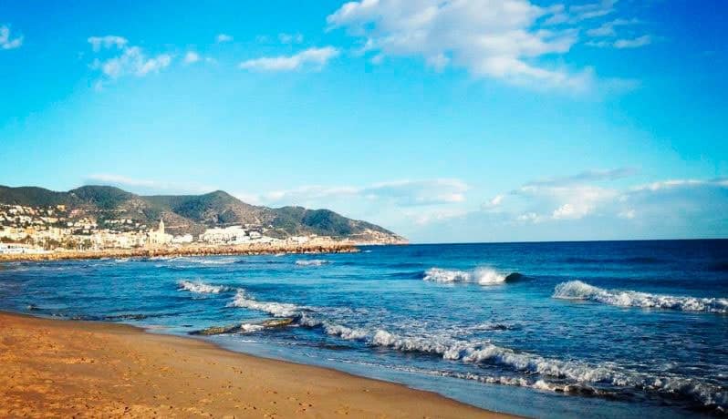 Olas que llegan a la orilla del mar en la playa en Sitges, las playas están vacías en invierno