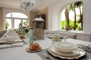 Espacios internos para grandes banquetes de boda en Villa Cozumel