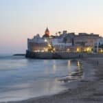 Sitges es una de las vacaciones de invierno perfectas para tomar el sol en Europa