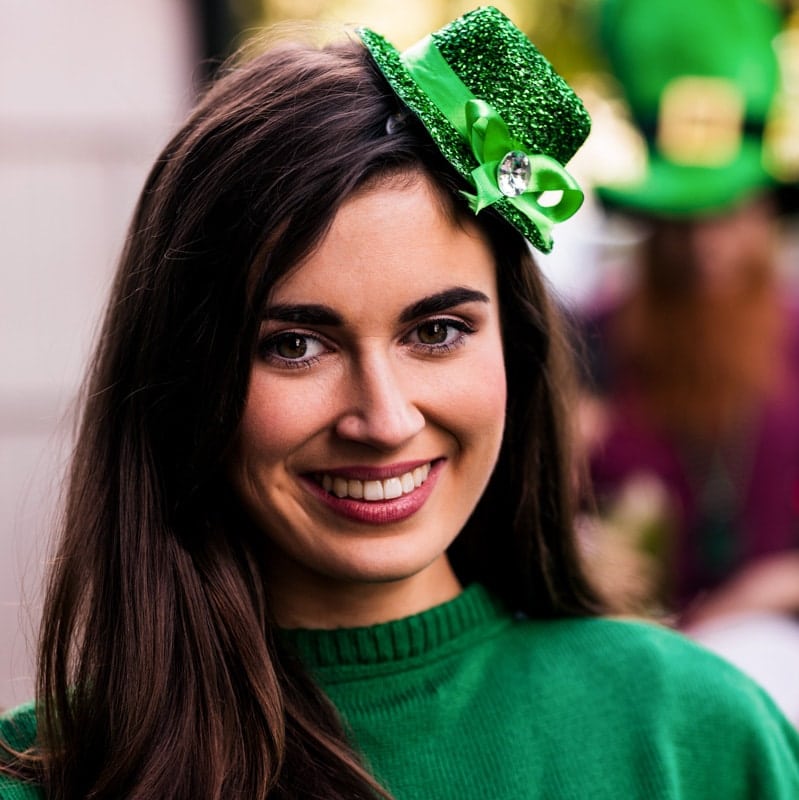 Una chica celebrando el día de San Patricio