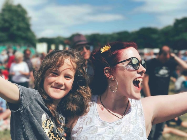 Madre e hija en el festival de la vida