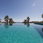 La hermosa piscina infinita de Villa Candela, Sitges, Barcelona