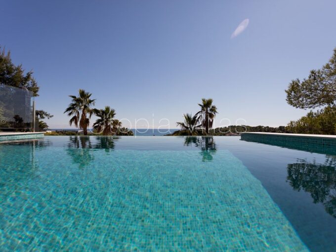 La hermosa piscina infinita de Villa Candela, Sitges, Barcelona