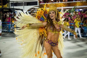 Una mujer disfrazada con plumas en el evento más famoso de Sitges, el carnaval