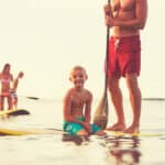 Paddle surf SUP con niños en el mar