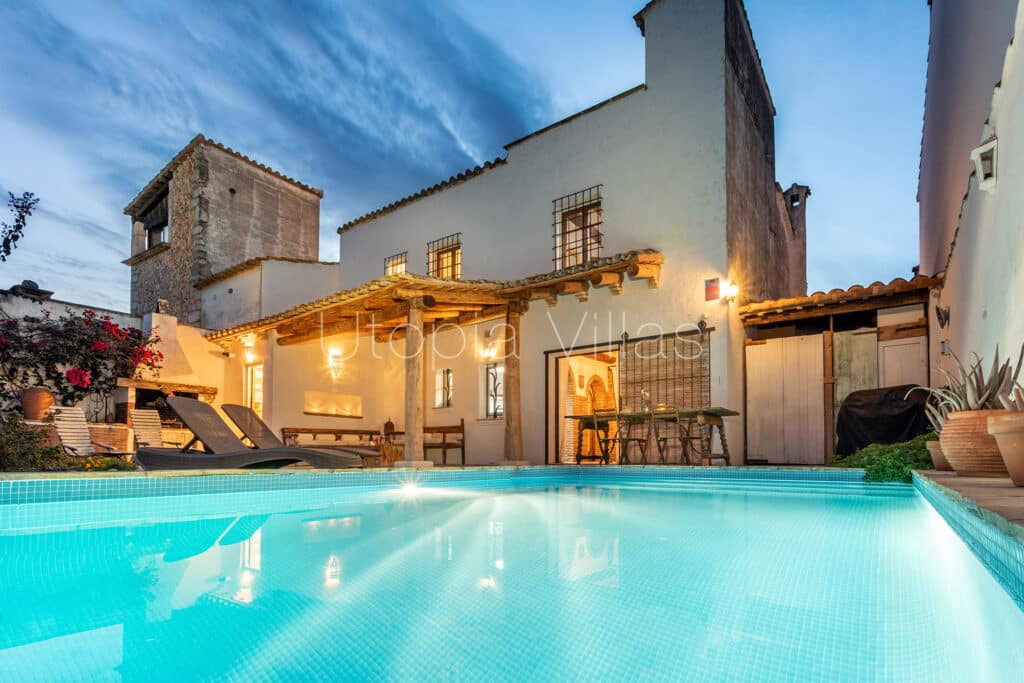 Villa Los Olivos desde el exterior, ideal para tus vacaciones de Semana Santa Barcelona