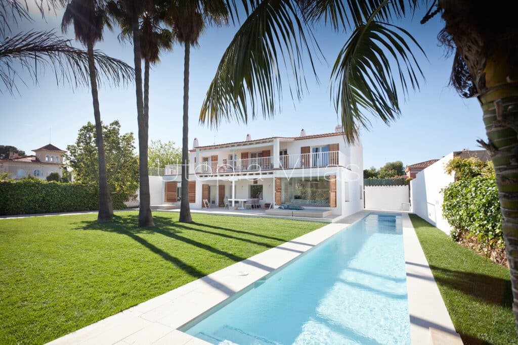 Villa Tulum con la piscina y el jardín en primer plano