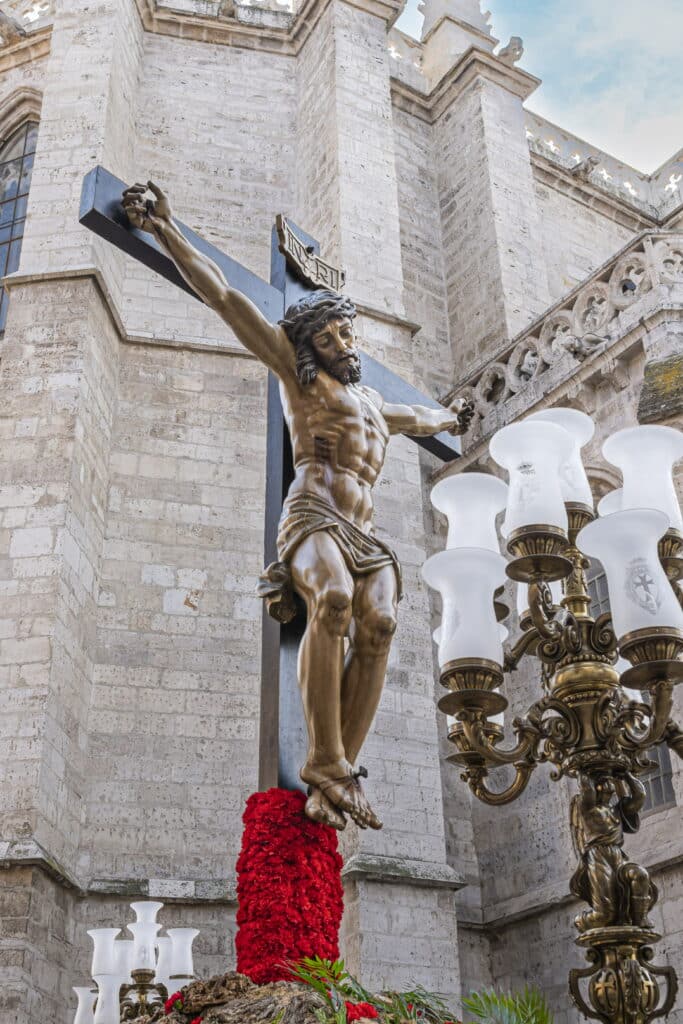 Crucifijo en desfile de Semana Santa en España